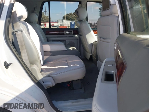2004 Lincoln Navigator Luxury with VIN 5LMFU27R04LJ43817, listed as a IAAI auction lot 40891013 with 166,620 mi miles. Bid and sale history available at carsss.com. Image 8.