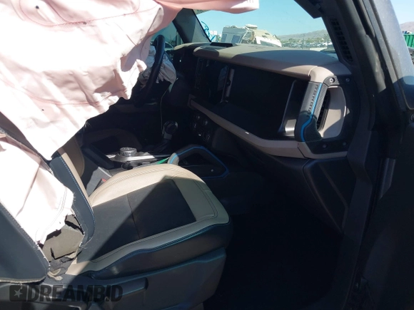 2021 Ford Bronco z VIN 1FMDE5CP3MLB06340, wystawiony jako IAAI lot #41681167 z przebiegiem 28 520 mil mil oraz . Historia ofert i sprzedaży dostępna na DreamBid. Obrazek 5.