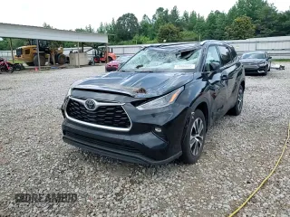 2021 Toyota Highlander XLE with VIN 5TDGZRAH2MS521284, listed as a Copart auction lot 59986685 with 106,610 mi miles and Salvage title. Bid and sale history available at DreamBid. Image 14.