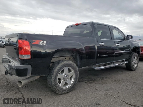 2011 GMC Sierra 2500HD Denali z VIN 1GT125C81BF106180, wystawiony jako Copart lot #55342435 z przebiegiem 174 738 mil mil oraz Szkoda całkowita • Salvage title. Historia ofert i sprzedaży dostępna na DreamBid. Obrazek 3.