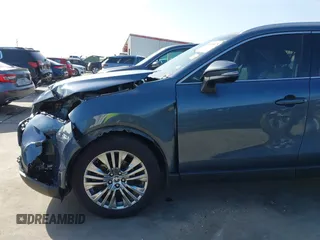 2022 Toyota Venza LE with VIN JTEAAAAH1NJ117577, listed as a IAAI auction lot 41803675 with 34,562 mi miles. Bid and sale history available at carsss.com. Image 6.