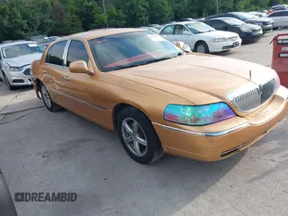 2003 Lincoln Town Car Cartier z VIN 1LNHM83WX3Y633077, wystawiony jako IAAI lot #42501273 z przebiegiem Nie podano mil oraz . Historia ofert i sprzedaży dostępna na DreamBid. Obrazek 1.