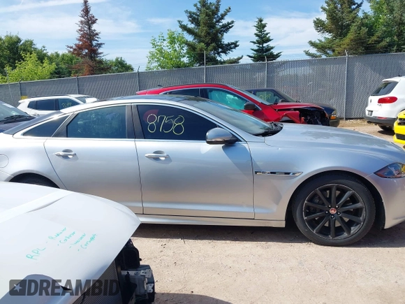2016 Jaguar XJ R-Sport z VIN SAJWA1C7XG8W02813, wystawiony jako IAAI lot #42508758 z przebiegiem 102 919 mil mil oraz . Historia ofert i sprzedaży dostępna na DreamBid. Obrazek 13.