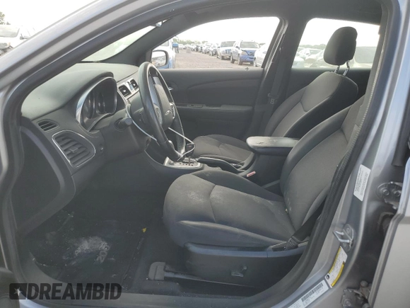 2014 Chrysler 200 Touring z VIN 1C3CCBBB0EN177211, wystawiony jako Copart lot #63526614 z przebiegiem 131 915 mil mil oraz Szkody całkowita. Historia ofert i sprzedaży dostępna na DreamBid. Obrazek 7.