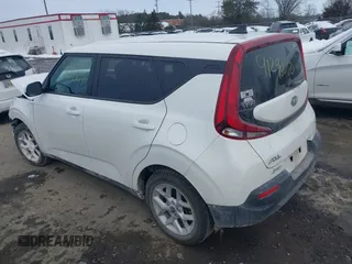 2020 Kia Soul LX with VIN KNDJ23AU5L7054438, listed as a IAAI auction lot 41295050 with 138,549 mi miles. Bid and sale history available at carsss.com. Image 3.
