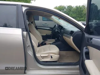 2013 Volkswagen Jetta SE z VIN 3VWDX7AJ2DM255858, wystawiony jako IAAI lot #42306203 z przebiegiem 221 309 mil mil oraz . Historia ofert i sprzedaży dostępna na DreamBid. Obrazek 5.