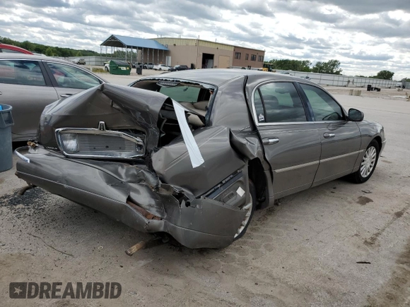 2003 Lincoln Town Car Executive z VIN 1LNHM81W53Y621146, wystawiony jako Copart lot #57822605 z przebiegiem 234 384 mil mil oraz Szkoda całkowita • Salvage title. Historia ofert i sprzedaży dostępna na DreamBid. Obrazek 3.