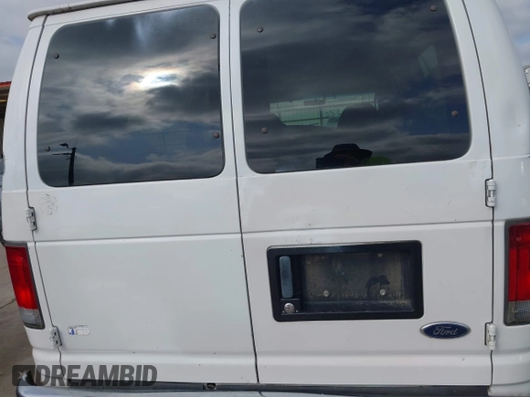 2003 Ford Econoline Passenger XL with VIN 1FDSS31L13HB83911, listed as a IAAI auction lot 42213376 with 236,989 mi miles. Bid and sale history available at carsss.com. Image 18.