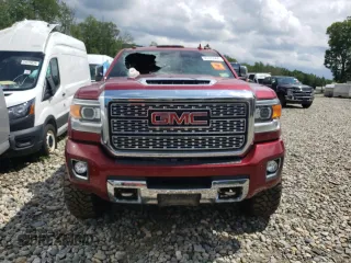 2019 GMC Sierra 3500HD Denali z VIN 1GT42WEY5KF258110, wystawiony jako Copart lot #65333944 z przebiegiem Nie podano mil oraz Szkoda całkowita • Salvage title. Historia ofert i sprzedaży dostępna na DreamBid. Obrazek 5.