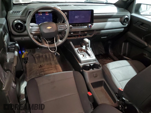 2023 Chevrolet Colorado 2WD Work Truck z VIN 1GCGSBEC3P1175984, wystawiony jako Copart lot #60032435 z przebiegiem 18 063 mil mil oraz Czysty tytuł • Clean title. Historia ofert i sprzedaży dostępna na DreamBid. Obrazek 8.