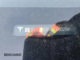 2020 Tesla Model 3 Long Range z VIN 5YJ3E1EB4LF650258, wystawiony jako Copart lot #49267215 z przebiegiem 128 825 mil mil oraz Szkoda całkowita • Salvage title. Historia ofert i sprzedaży dostępna na DreamBid. Obrazek 14.
