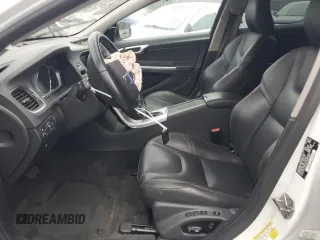 2017 Volvo V60 z VIN YV440MWKXH1040994, wystawiony jako Copart lot #81419934 z przebiegiem Nie podano mil oraz Szkoda całkowita • Salvage title. Historia ofert i sprzedaży dostępna na DreamBid. Obrazek 7.