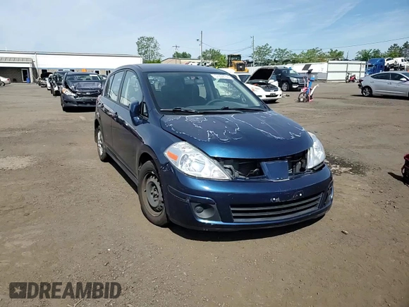 2008 Nissan Versa S z VIN 3N1BC13E58L353736, wystawiony jako Copart lot #57838105 z przebiegiem 131 105 mil mil oraz Szkoda całkowita • Salvage title. Historia ofert i sprzedaży dostępna na DreamBid. Obrazek 14.