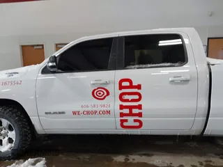 2022 Ram 1500 Big Horn z VIN 1C6SRFMT7NN367274, wystawiony jako IAAI lot #41624816 z przebiegiem 96 996 mil mil oraz . Historia ofert i sprzedaży dostępna na DreamBid. Obrazek 14.