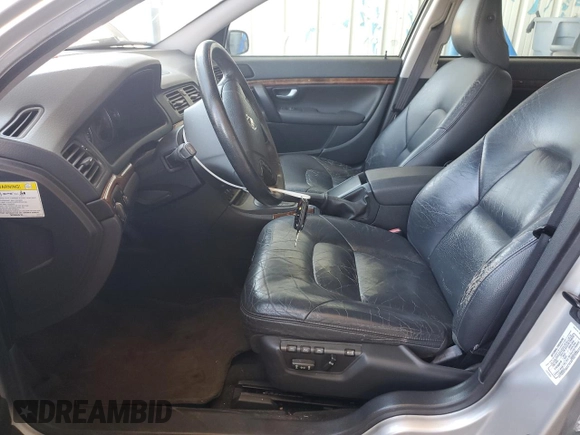 2005 Volvo S80 z VIN YV1TS592351400431, wystawiony jako Copart lot #60192985 z przebiegiem 164 886 mil mil oraz Czysty tytuł • Clean title. Historia ofert i sprzedaży dostępna na DreamBid. Obrazek 7.