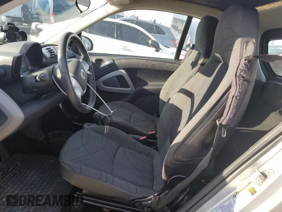 2013 Smart fortwo Passion z VIN WMEEJ9AA6DK725631, wystawiony jako Copart lot #85617364 z przebiegiem Nie podano mil oraz Tytuł czysty. Historia ofert i sprzedaży dostępna na DreamBid. Obrazek 7.