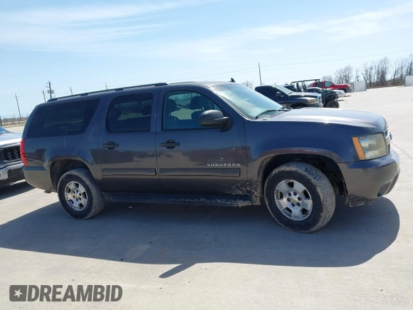 2010 Chevrolet Suburban LS z VIN 1GNUKHE36AR207087, wystawiony jako IAAI lot #41729820 z przebiegiem 266 177 mil mil oraz . Historia ofert i sprzedaży dostępna na DreamBid. Obrazek 13.