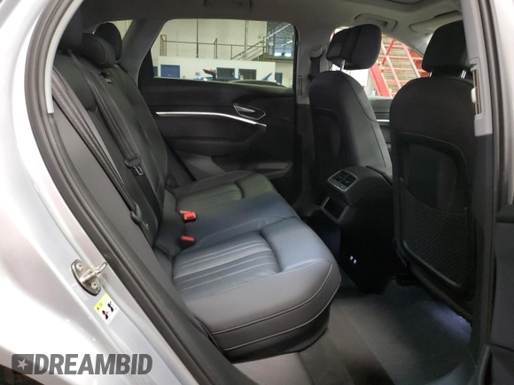 2021 Audi e-tron Premium Plus z VIN WA1LAAGE8MB015982, wystawiony jako Copart lot #47356315 z przebiegiem 43 618 mil mil oraz Nie do naprawy • Non repairable. Historia ofert i sprzedaży dostępna na DreamBid. Obrazek 11.
