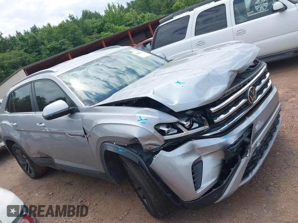 2020 Volkswagen Atlas SE with VIN 1V21E2CA4LC210687, listed as a IAAI auction lot 42382775 with 62,199 mi miles and . Bid and sale history available at DreamBid. Image 13.