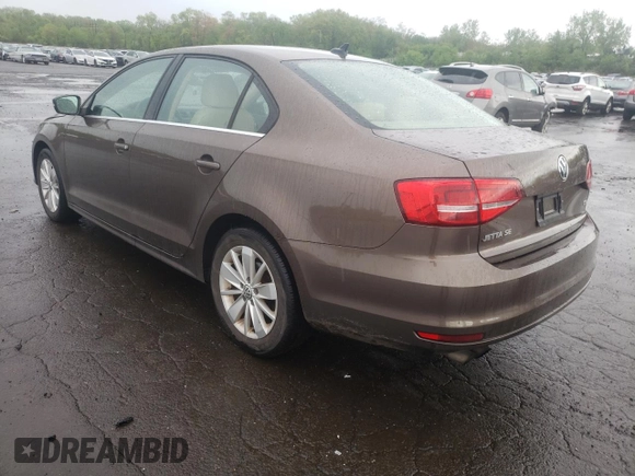 2015 Volkswagen Jetta SE z VIN 3VWD17AJ1FM422960, wystawiony jako Copart lot #55860335 z przebiegiem 87 616 mil mil oraz Czysty tytuł • Clean title. Historia ofert i sprzedaży dostępna na DreamBid. Obrazek 2.