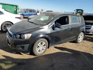 2012 Chevrolet Sonic LT z VIN 1G1JD6SH7C4158050, wystawiony jako Copart lot #81751124 z przebiegiem 67 825 mil mil oraz Czysty tytuł • Clean title. Historia ofert i sprzedaży dostępna na DreamBid. Obrazek 1.