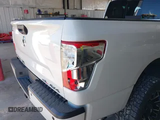 2016 Nissan Titan SL z VIN 1N6BA1F45GN517262, wystawiony jako IAAI lot #42306252 z przebiegiem 141 080 mil mil oraz . Historia ofert i sprzedaży dostępna na DreamBid. Obrazek 6.