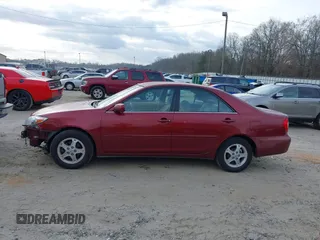 2002 Toyota Camry LE z VIN 4T1BE32K82U005531, wystawiony jako IAAI lot #41650283 z przebiegiem 328 259 mil mil oraz . Historia ofert i sprzedaży dostępna na DreamBid. Obrazek 15.