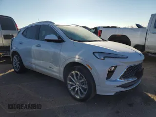 2024 Buick Encore GX Avenir z VIN KL4AMFSL8RB054564, wystawiony jako Copart lot #41666435 z przebiegiem 5 733 mil mil oraz Szkoda całkowita • Salvage title. Historia ofert i sprzedaży dostępna na DreamBid. Obrazek 4.