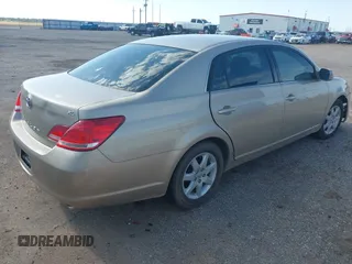 2007 Toyota Avalon XL z VIN 4T1BK36B97U233967, wystawiony jako IAAI lot #42501668 z przebiegiem 143 480 mil mil oraz . Historia ofert i sprzedaży dostępna na DreamBid. Obrazek 4.
