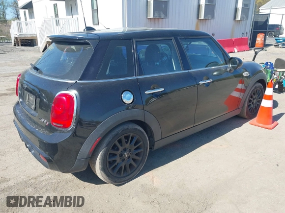 2016 MINI Hardtop 4 Door S z VIN WMWXU3C51G2D29400, wystawiony jako IAAI lot #42064309 z przebiegiem 85 021 mil mil oraz . Historia ofert i sprzedaży dostępna na DreamBid. Obrazek 4.