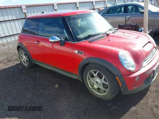 2005 MINI Hardtop S z VIN WMWRE33475TG95480, wystawiony jako IAAI lot #42262729 z przebiegiem 148 893 mil mil oraz . Historia ofert i sprzedaży dostępna na DreamBid. Obrazek 1.