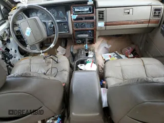 1993 Jeep Grand Wagoneer z VIN 1J4GZ88Y6PC711184, wystawiony jako Copart lot #46785895 z przebiegiem 280 127 mil mil oraz Czysty tytuł • Clean title. Historia ofert i sprzedaży dostępna na DreamBid. Obrazek 8.
