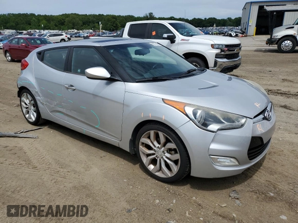 2013 Hyundai Veloster w/Gray Int z VIN KMHTC6AD3DU135296, wystawiony jako Copart lot #59778985 z przebiegiem 125 134 mil mil oraz Czysty tytuł • Clean title. Historia ofert i sprzedaży dostępna na DreamBid. Obrazek 4.