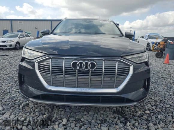 2019 Audi e-tron Premium Plus z VIN WA1LAAGE8KB024694, wystawiony jako Copart lot #54429195 z przebiegiem 46 534 mil mil oraz Szkoda całkowita • Salvage title. Historia ofert i sprzedaży dostępna na DreamBid. Obrazek 5.