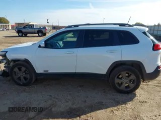 2016 Jeep Cherokee Latitude z VIN 1C4PJMCS0GW277030, wystawiony jako IAAI lot #40807423 z przebiegiem 189 503 mil mil oraz . Historia ofert i sprzedaży dostępna na DreamBid. Obrazek 14.