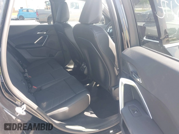 2025 BMW X1 xDrive28i z VIN WBX73EF05S5101750, wystawiony jako IAAI lot #42318885 z przebiegiem 13 923 mil mil oraz . Historia ofert i sprzedaży dostępna na DreamBid. Obrazek 8.