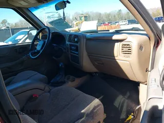 2001 GMC Jimmy SL with VIN 1GKCS13W012143344, listed as a IAAI auction lot 41385552 with 216,127 mi miles. Bid and sale history available at carsss.com. Image 5.