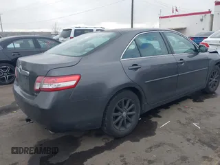 2011 Toyota Camry LE z VIN 4T4BF3EK7BR165320, wystawiony jako IAAI lot #41299126 z przebiegiem 271 182 mil mil oraz . Historia ofert i sprzedaży dostępna na DreamBid. Obrazek 4.