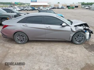 2024 Hyundai Elantra SEL z VIN KMHLM4DG2RU642396, wystawiony jako IAAI lot #42126260 z przebiegiem 15 225 mil mil oraz . Historia ofert i sprzedaży dostępna na DreamBid. Obrazek 14.