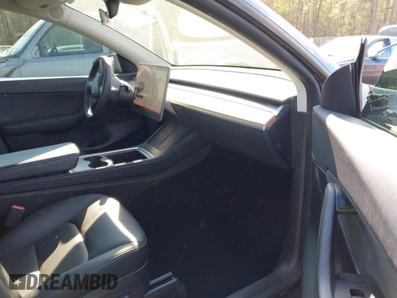 2022 Tesla Model Y Long Range z VIN 7SAYGDEE7NA006476, wystawiony jako IAAI lot #41894606 z przebiegiem 63 380 mil mil oraz . Historia ofert i sprzedaży dostępna na DreamBid. Obrazek 5.
