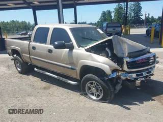 2004 GMC Sierra 2500HD z VIN 1GTHK23124F138414, wystawiony jako IAAI lot #42367150 z przebiegiem 261 121 mil mil oraz . Historia ofert i sprzedaży dostępna na DreamBid. Obrazek 1.