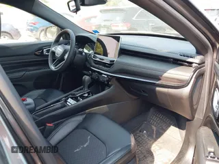 2023 Jeep Compass Latitude z VIN 3C4NJDBNXPT520349, wystawiony jako IAAI lot #42393852 z przebiegiem 45 340 mil mil oraz . Historia ofert i sprzedaży dostępna na DreamBid. Obrazek 5.