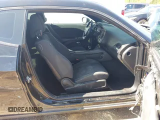 2019 Dodge Challenger SXT z VIN 2C3CDZAG5KH561606, wystawiony jako IAAI lot #41994950 z przebiegiem 97 615 mil mil oraz . Historia ofert i sprzedaży dostępna na DreamBid. Obrazek 5.