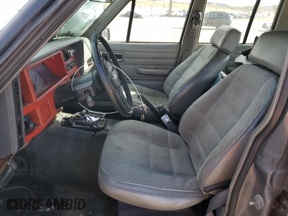 1990 Jeep Cherokee z VIN 1J4FJ28L1LL100736, wystawiony jako Copart lot #81339574 z przebiegiem 160 363 mil mil oraz Czysty tytuł • Clean title. Historia ofert i sprzedaży dostępna na DreamBid. Obrazek 7.
