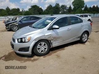 2012 Chevrolet Sonic LS z VIN 1G1JA5SH2C4161232, wystawiony jako Copart lot #56131675 z przebiegiem 121 791 mil mil oraz Szkoda całkowita • Salvage title. Historia ofert i sprzedaży dostępna na DreamBid. Obrazek 1.
