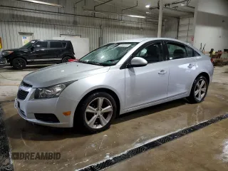 2014 Chevrolet Cruze 2LT z VIN 1G1PE5SB8E7213958, wystawiony jako Copart lot #57882325 z przebiegiem 62 626 mil mil oraz Szkoda całkowita • Salvage title. Historia ofert i sprzedaży dostępna na DreamBid. Obrazek 1.