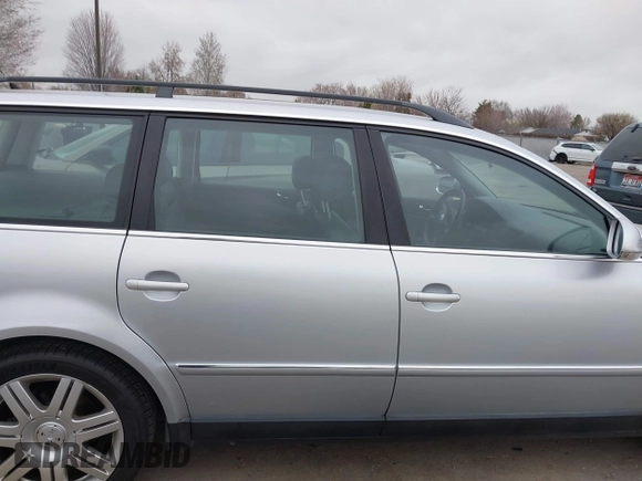 2005 Volkswagen Passat z VIN WVWCD63B55E132974, wystawiony jako IAAI lot #41755346 z przebiegiem 68 295 mil mil oraz . Historia ofert i sprzedaży dostępna na DreamBid. Obrazek 6.