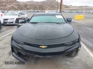 2017 Chevrolet Camaro 1LT z VIN 1G1FB1RS5H0203694, wystawiony jako IAAI lot #41560968 z przebiegiem Nie podano mil oraz . Historia ofert i sprzedaży dostępna na DreamBid. Obrazek 12.