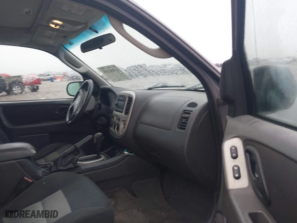 2007 Ford Escape XLT with VIN 1FMYU03177KB90563, listed as a IAAI auction lot 41566335 with 166,233 mi miles. Bid and sale history available at carsss.com. Image 5.