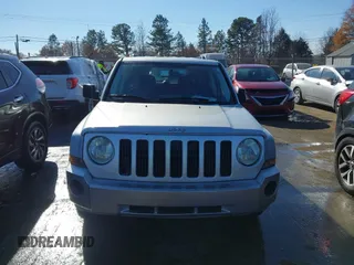 2008 Jeep Patriot Sport with VIN 1J8FT28W38D798125, listed as a IAAI auction lot 41004403 with 98,841 mi miles. Bid and sale history available at carsss.com. Image 12.